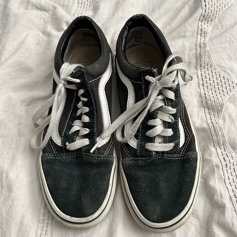 OLD SKOOL LOW TOP VANS - SIZE 6.5